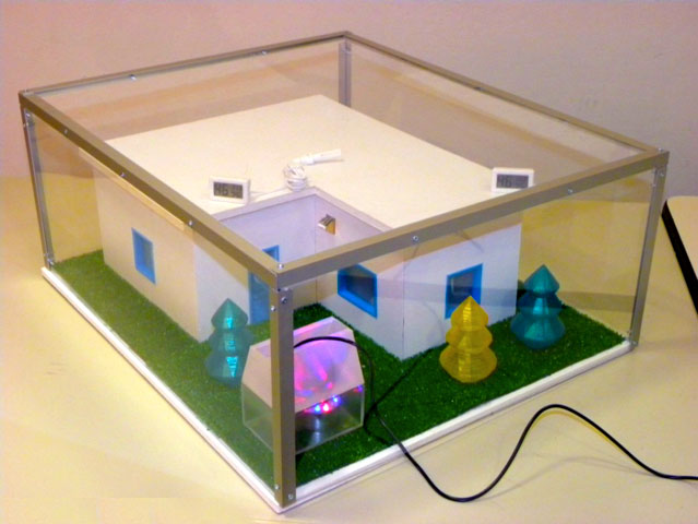 Modellino di abitazione con sistema di ricambio d'aria mediante scambiatore di calore